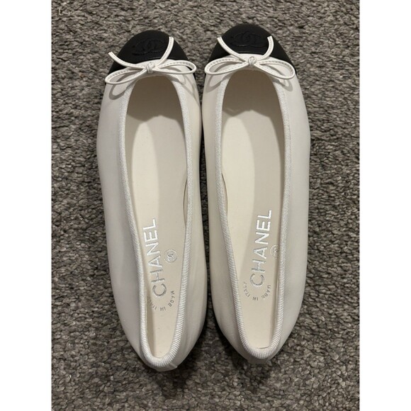 CHANEL WHITE & BLACK TWO TONE LEATHER CC LOGO BALLET FLATS Size 38 US 8 - Picture 5 of 14